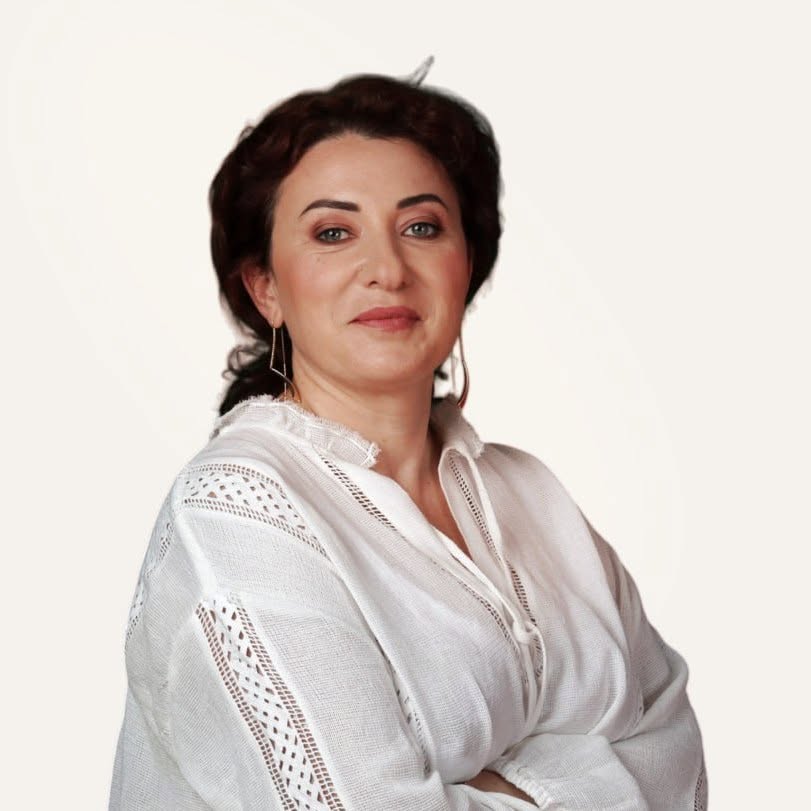 Мириам Шпигельман в белой блузке